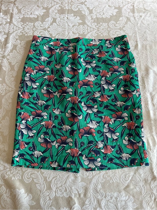 J. Crew Dresses & Skirts - J Crew Floral Green pencil skirt. Hidden zipper small back slit size 8 EUC